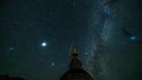 Sumpah, lanskap hujan meteor ini memang keren banget. Setuju?