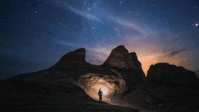 Fenomena hujan meteor Perseid terjadi di langit China, tepatnya di kawasan Prefektur Otonomi Mongolia, Provinsi Qinghai. Sumpah keren banget gaes.