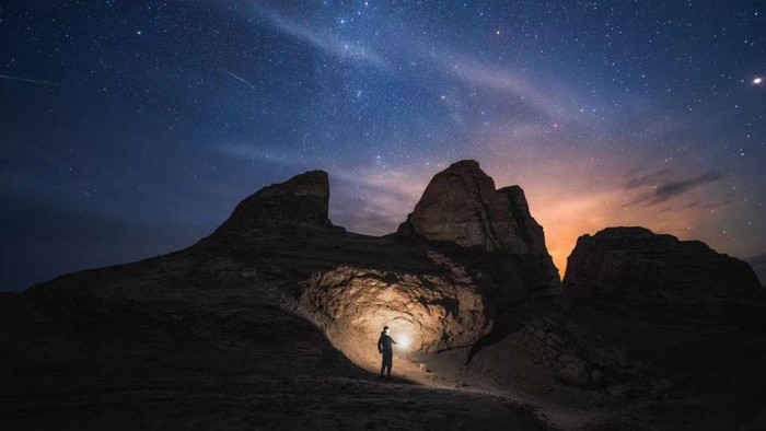 Fenomena hujan meteor Perseid terjadi di langit China, tepatnya di kawasan Prefektur Otonomi Mongolia, Provinsi Qinghai. Sumpah keren banget gaes.