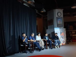 Surya Tjandra Eks Wamen dari PSI Puji Anies, Bawa-bawa Ahok
