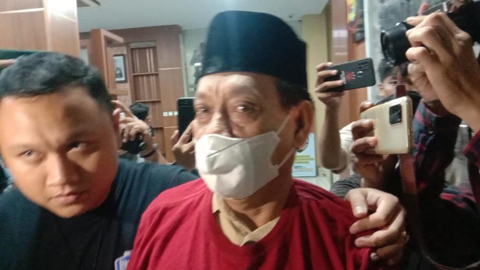 Ketua Asosiasi Eksportir dan Industri Kopi Indonesia (AEKI) Lampung, Juprius dihadirkan dalam konferensi pers di Mapolda Lampung pada Jumat (12/8/2022) malam. Foto: Tommy Saputra/detikSumut