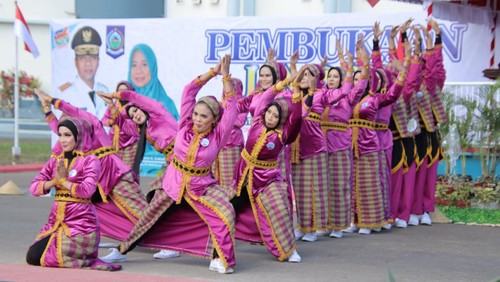 Tim PKK Kabupaten Dompu melakukan tarian daerah dengan dibalut baju pakaian khas Dompu.