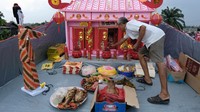 Tradisi bakar replika kapal Wang Kang yang dilakukan untuk mengantar arwah-arwah terlantar kembali ke alam baka tersebut digelar Yayasan Bhakti Suci Pontianak setiap tanggal 15 bulan 7 tahun Imlek.