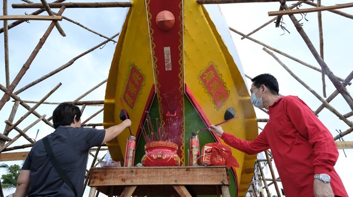 Api membakar Wangkang atau kapal pengantar arwah terlantar di bawah hujan deras di Komplek Pemakaman Yayasan Bhakti Suci, Sungai Raya, Kabupaten Kubu Raya, Kalbar, Jumat (12/8/2022). Tradisi bakar replika kapal Wang Kang yang dilakukan untuk mengantar arwah-arwah terlantar kembali ke alam baka tersebut digelar Yayasan Bhakti Suci Pontianak setiap tanggal 15 bulan 7 tahun Imlek saat penutupan hari terakhir perayaan Cung Yuan atau sembahyang kubur. ANTARA FOTO/Jessica Helena Wuysang/rwa.
