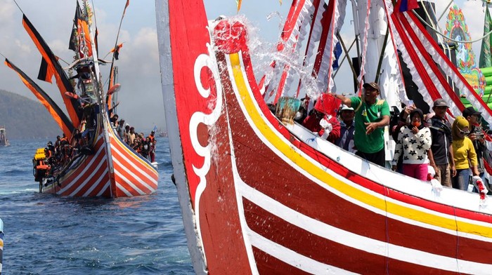 Warga menaiki kapal saat mengikuti prosesi ritual Ritual Petik Laut di Muncar, Banyuwangi, Jawa Timur, Sabtu (13/8/2022). Tradisi turun temurun yang digelar setiap tanggal 15 Muharram sejak tahun 1901 itu merupakan warisan budaya leluhur sebagai ungkapan rasa syukur atas rezeki yang melimpah juga berharap kepada Tuhan Yang Maha Kuasa agar para nelayan diberikan keselamatan dan kemudahan rejeki. ANTARA FOTO/Budi Candra Setya/aww.