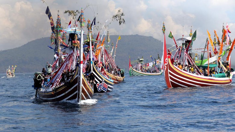 Warga menaiki kapal saat mengikuti prosesi ritual Ritual Petik Laut di Muncar, Banyuwangi, Jawa Timur, Sabtu (13/8/2022). Tradisi turun temurun yang digelar setiap tanggal 15 Muharram sejak tahun 1901 itu merupakan warisan budaya leluhur sebagai ungkapan rasa syukur atas rezeki yang melimpah juga berharap kepada Tuhan Yang Maha Kuasa agar para nelayan diberikan keselamatan dan kemudahan rejeki. ANTARA FOTO/Budi Candra Setya/aww.