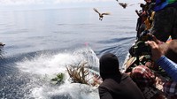 Warga melarung gitik sesaji di perairan Sembulungan.