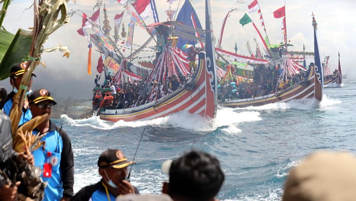 Warga menaiki kapal saat mengikuti prosesi ritual Ritual Petik Laut di Muncar, Banyuwangi, Jawa Timur, Sabtu (13/8/2022). Tradisi turun temurun yang digelar setiap tanggal 15 Muharram sejak tahun 1901 itu merupakan warisan budaya leluhur sebagai ungkapan rasa syukur atas rezeki yang melimpah juga berharap kepada Tuhan Yang Maha Kuasa agar para nelayan diberikan keselamatan dan kemudahan rejeki. ANTARA FOTO/Budi Candra Setya/aww.