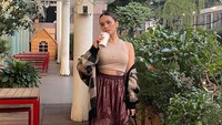 Terakhir ada momennya saat mampir di kafe. Ia berpose candid sambil menyeruput kopi favoritnya. Foto: Instagram @violenziajean