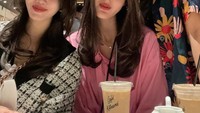 Melalui Instagramnya, ia sering membagikan momen kulineran. Salah satunya bersama Paula Verhoeven yang merupakan sahabat dekatnya Foto: Instagram @violenziajean