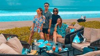 Momen nongkrong di kafe Bali juga terlihat pada foto ini. Ini adalah momennya saat menikmati hidangan di kafe pinggir pantai kawasan Seminyak. Foto: Instagram @violenziajean