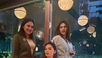 Artis yang pernah berperan sebagai Shelly dalam film horor Suster Keramas 2 ini punya hobi kulineran bersama teman-temannya. Foto: Instagram @violenziajean