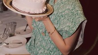 Ini adalah momen Violenzia Jeanette di hari ulang tahunnya. Ia mendapat kejutan kue ulang tahun yang diberi topping aneka buah. Foto: Instagram @violenziajean