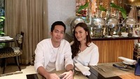 Sebelum ada isu perselingkuhan yang diduga dilakukan oleh suaminya, ia dan sang suami dikenal sebagai pasangan romantis. Terlihat dari momen makan bersama ini. Foto: Instagram @violenziajean
