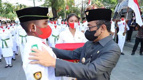 Walikota Denpasar, I Gusti Ngurah Jaya Negara mengukuhkan Pasukan Pengibar Bendera Pusaka (Paskibraka) Kota Denpasar di Halaman Depan Gedung Dharma Negara Alaya Denpasar, Sabtu (13/8/2022).