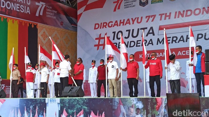 Wamendagri John Wempi Wetipo membagikan bendera merah putih secara simbolis ke perwakilan berbagai tokoh di Aceh.