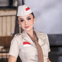 Yuni tampil memesona mengenakan setelan berwarna coklat yang dipadukan dengan ikat pinggang berwarna senada. Baju yang dikenakannya itu memiliki gambar bendera Indonesia merah-putih di bagian kanan atas sakunya. Foto: Instagram/@yunishara36