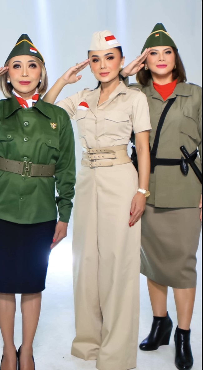 Penampilan Yuni Shara pun kian mempesona dengan pulasan makeup di wajahnya. Rambut panjang hitamnya rapih terikat satu ke belakang. Foto: Instagram/@yunishara36