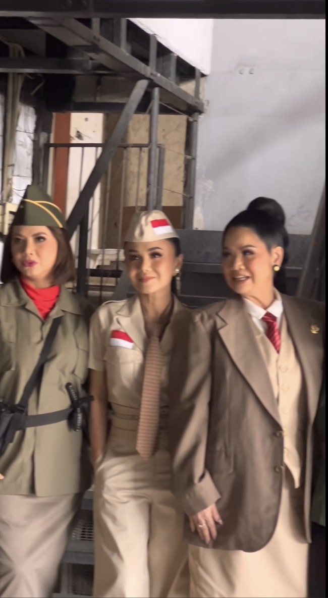 Begini penampilan Yuni Shara saat pemotretan bertema kemerdekaan bersama para rekan artisnya. Bagaimana menurutmu penampilan mereka, keren dan stylish bukan? Foto: Instagram/@yunishara36