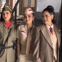 Begini penampilan Yuni Shara saat pemotretan bertema kemerdekaan bersama para rekan artisnya. Bagaimana menurutmu penampilan mereka, keren dan stylish bukan? Foto: Instagram/@yunishara36