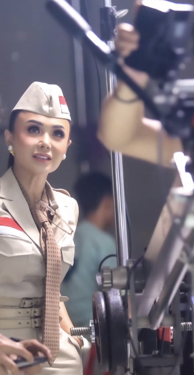 Untuk melengkapi penampilannya, Yuni mengenakan topi yang senada dengan bajunya. Topinya itu juga memilikigambar bendera merah putih di bagian sampingnya. Penampilannya makin terlihat stylish dengan dasi berwarna coklat. Foto: Instagram/@yunishara36