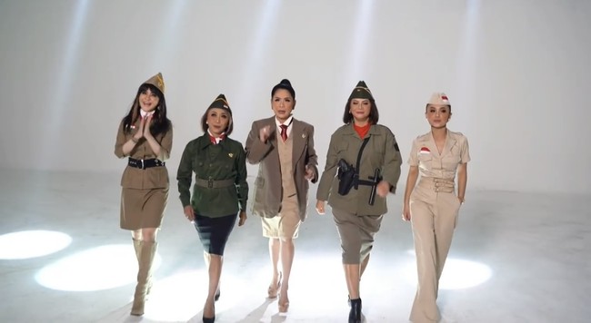 Sambut hari Kemerdekaan RI yang jatuh pada 17 Agustus, Yuni Shara bersama geng artisnya terlihat melakukan pemotretan bertema kemerdekaan. Bersama Vina Panduwinata, Memes, Tri Utami, dan Ita Purnamasari, kelimanya tampil kompak dan memukau. Foto: Instagram/@memes605