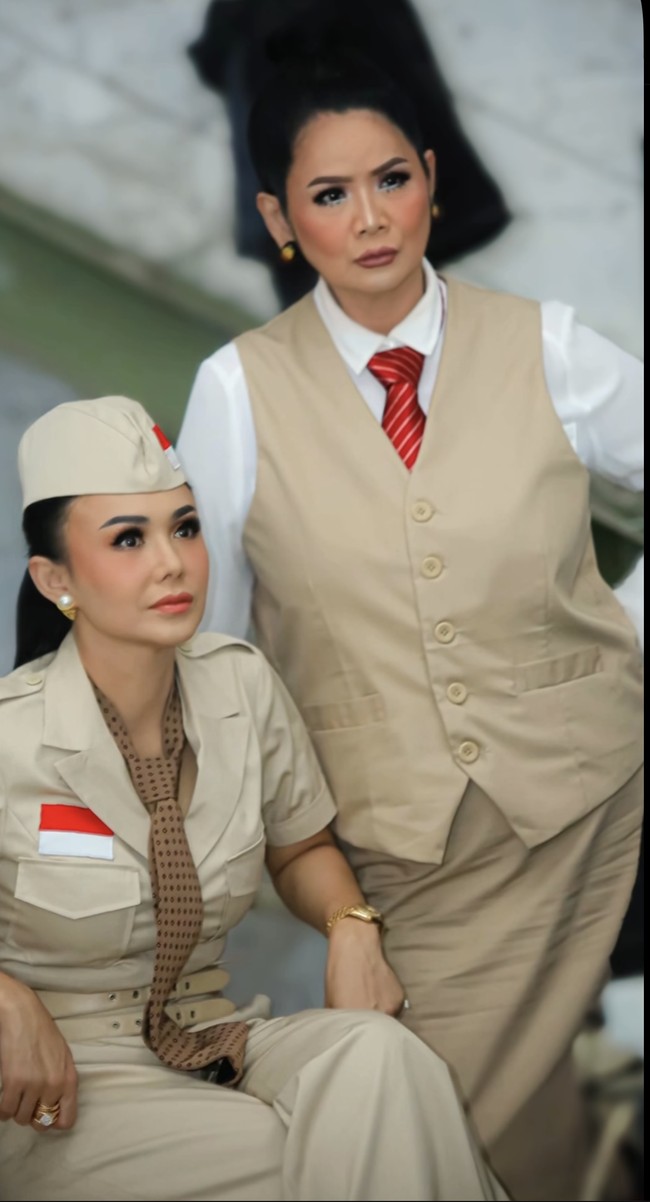 Melalui akun Instagramnya, Yuni Shara terlihat membagikan momen-momen pemotretannya. Unggahannya itu pun banjir beragam pujian dari netizen. Tak sedikit yang menyebut terlihat cantik dan awet muda. Foto: Instagram/@yunishara36