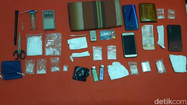 5 pelaku kejahatan narkoba jenis sabu ditangkap dalam sehari bersama puluhan gram barang bukti.
