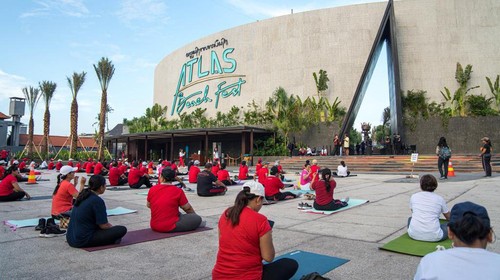 Acara yoga di ATLAS Beach Fest, pada Minggu (14/8/2022)