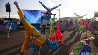 Parade ini juga mengokohkan posisi Jakarta sebagai kota yang menyatukan komunitas, yang berani bertekad menatap masa depan pascapandemi dengan optimisme, kebersamaan, dan kreativitas, yang tentu selama ini telah menjadi karakter Jakarta sebagai kota maju, modern dengan warga yang pantang menyerah dalam mewujudkan mimpi-mimpinya.