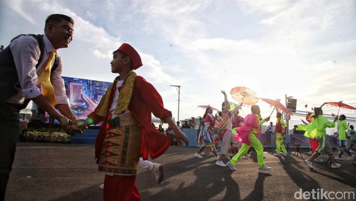 Aksi Drama Musikal Semarakkan Jakarnaval 2022 Sejumlah penari mementaskan drama musikal dalam acara Parade Jakarnaval di kawasan Sirkuit Formule E, Ancol, Jakarta Utara, Minggu (14/8). Drama musikal itu menceritakan tentang keistimewaan Kota Jakarta di mata dunia.