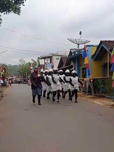 Aksi gerak jalan emak-emak viral pakai kostum Shaun The Sheep.