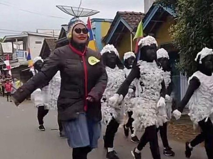 Aksi gerak jalan emak-emak viral pakai kostum Shaun The Sheep.
