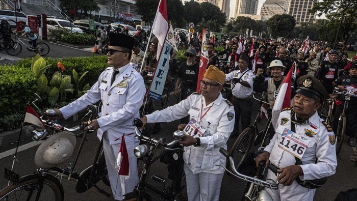 Aksi Onthel Cinta Tanah Air Komunitas sepeda onthel berkumpul saat mengikuti kegiatan aksi Onthel Cinta Tanah Air (OCTA) di kawasan Plaza Barat Gelora Bung Karno (GBK), Jakarta, Minggu (14/8/2022). Aksi bersepeda bersama tersebut dalam rangka menyemarakan HUT Ke-77 Kemerdekaan RI. ANTARA FOTO/Aprillio Akbar/tom.