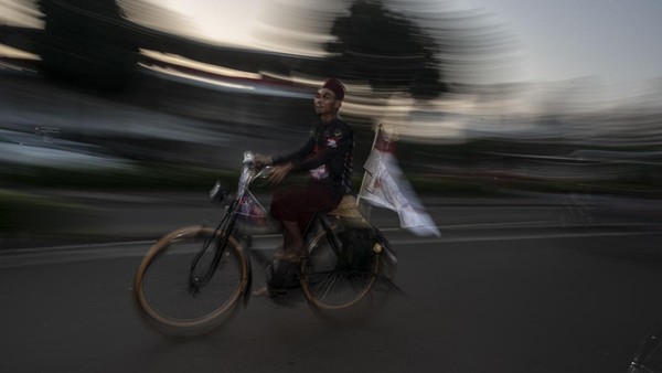 Seorang anggota komunitas sepeda onthel bersepeda saat mengikuti kegiatan aksi Onthel Cinta Tanah Air (OCTA) di kawasan Plaza Barat Gelora Bung Karno (GBK), Jakarta.