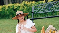 Piknik di halaman rumah juga menyenangkan untuk Amanda Manopo. Semangkuk jeruk dan teh hangat menemani waktu beristirahatnya. Foto: Instagram/amandamanopoo12