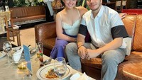 Menjamu sahabatnya tak lengkap jika tidak menyuguhkan makanan yang lezat. Seporsi pasta terlihat dipesan keduanya saat makan malam bersama. Foto: Instagram/amandamanopoo12