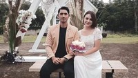 Sayangnya, keduanya kini justru berseteru dan menghindari satu sama lain. Amanda Manopo bahkan mengancam akan berhenti syuting jika Arya Saloka kembali dalam sinetron tersebut. Foto: Amanda Manopo