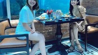 Saat liburan ke Bali, dirinya mencari pengalaman yang unik. Kafe berkonsep di bawah laut dipilih menjadi tempat makan spesial bersama sahabat terdekatnya. Foto: Instagram/amandamanopoo12