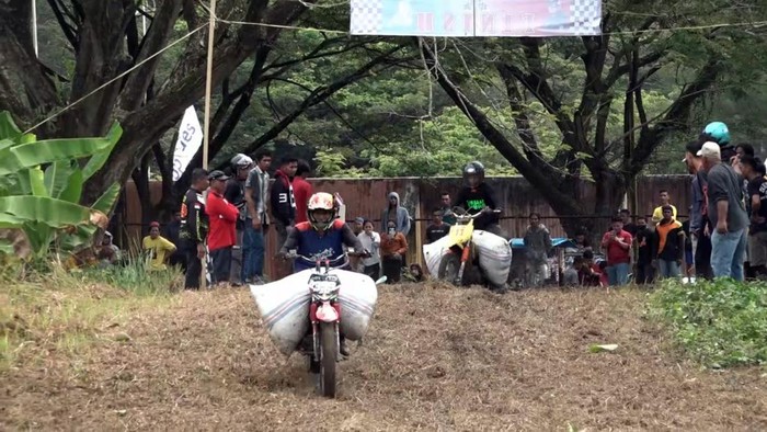 Petani di Kabupaten Polewali Mandar (Polman), Sulawesi Barat (Sulbar) turut ambil bagian dalam pelaksanaan balapan motor Taxi dalam rangka HUT RI ke-77.