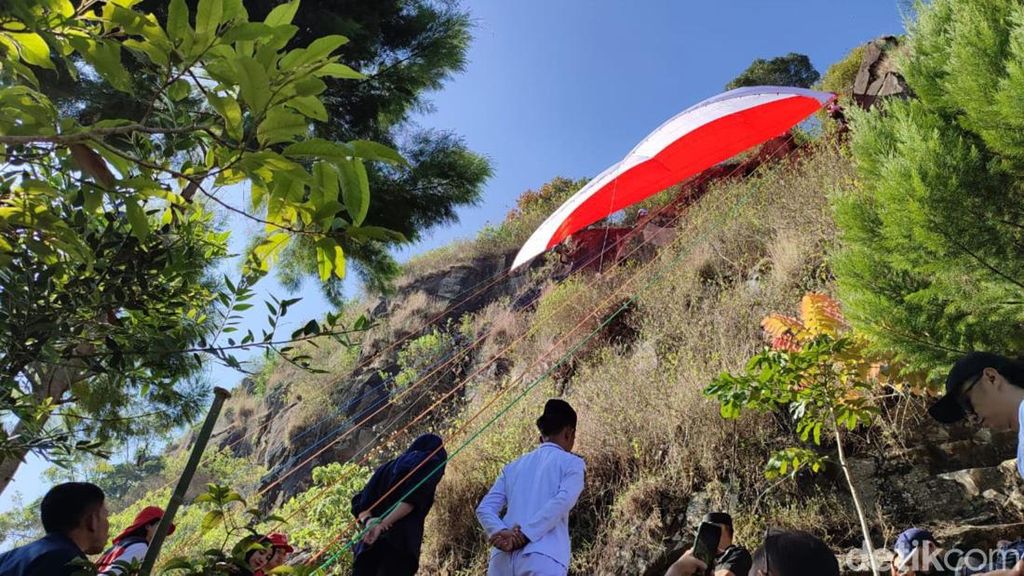 Bangga! Bendera Merah Putih Raksasa Berkibar di Gunung Batu Lembang