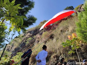 Bendera Merah Putih Raksasa Terbentang di Gunung Batu Lembang