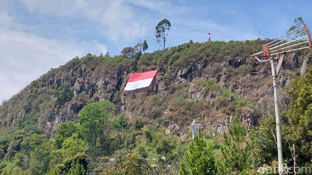 Bendera raksasa di Gunung Batu, Lembang.