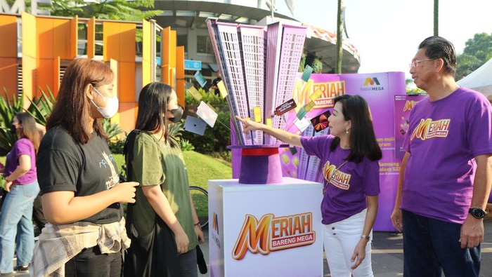 Direktur Utama Bank Mega Kostaman Thayib dan Direktur Consumer Banking Bank Mega Diza Larentie berbincang dengan JKT 48 pada acara Meriah Bareng Mega di lokasi Car Free Day Sudirman - Jakarta. Penampilan JKT 48 merupakan rangkaian acara yang terdapat pada peluncuran Meriah Bareng Mega.