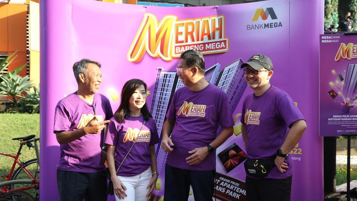 Direktur Utama Bank Mega Kostaman Thayib dan Direktur Consumer Banking Bank Mega Diza Larentie berbincang dengan JKT 48 pada acara Meriah Bareng Mega di lokasi Car Free Day Sudirman - Jakarta. Penampilan JKT 48 merupakan rangkaian acara yang terdapat pada peluncuran Meriah Bareng Mega.