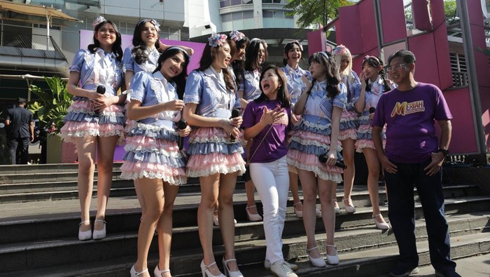 Direktur Utama Bank Mega Kostaman Thayib dan Direktur Consumer Banking Bank Mega Diza Larentie berbincang dengan JKT 48 pada acara Meriah Bareng Mega di lokasi Car Free Day Sudirman - Jakarta. Penampilan JKT 48 merupakan rangkaian acara yang terdapat pada peluncuran Meriah Bareng Mega.