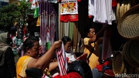 Sejumlah warga tengah memilih pernak-pernik HUT RI. Biasanya warga berbelanja untuk kebutuhan lomba 17-an.