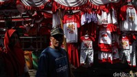Menjelang HUT RI, pasar ini menjual beragam pernak-pernik bernuansa merah putih. Di antaranya bendera, umbul-umbul hingga kaos.