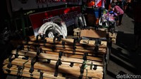 Salah satu pernak-pernik yang dijual di pasar mester yakni bakiak panjang. Biasanya benda ini digunakan untuk lomba beregu.