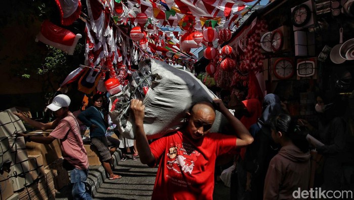 Menjelang HUT ke-77 RI, penjualan bendera hingga pernak-pernik mulai marak. Salah satunya di Pasar Mester Jatinegara yang ramai dikunjungi pembeli, Minggu, 14/8/2022.